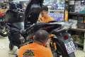 PCX 150 Hybrid gluing and installing additional accessories at Hoang Tri Shop
