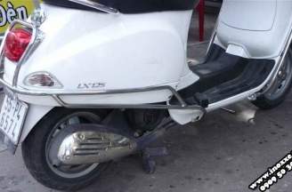 Protective frame for Vespa 2-tier style
