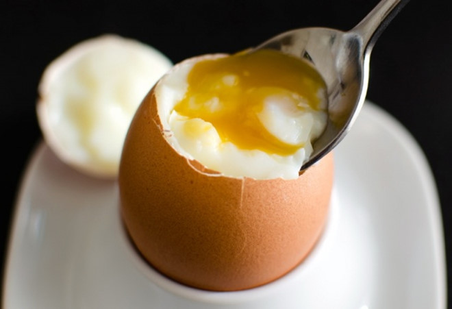 ăn trứng gà trần có tốt hay không, có tác dụng gì
