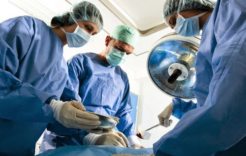 Thực hiện phẫu thuật cắt trĩ ngoại có đau không
