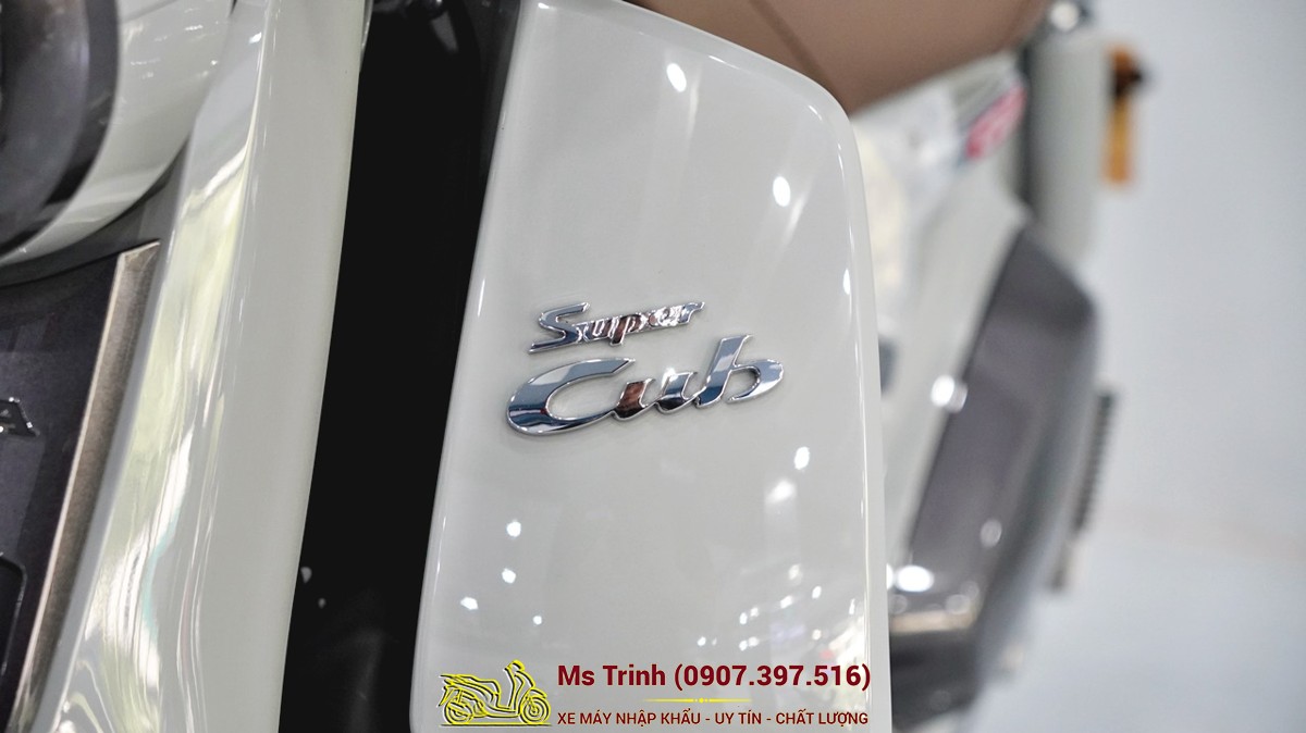 Honda Super Cub C125 ABS 2026 phong cách retro đặt trong không gian phòng khách vintage