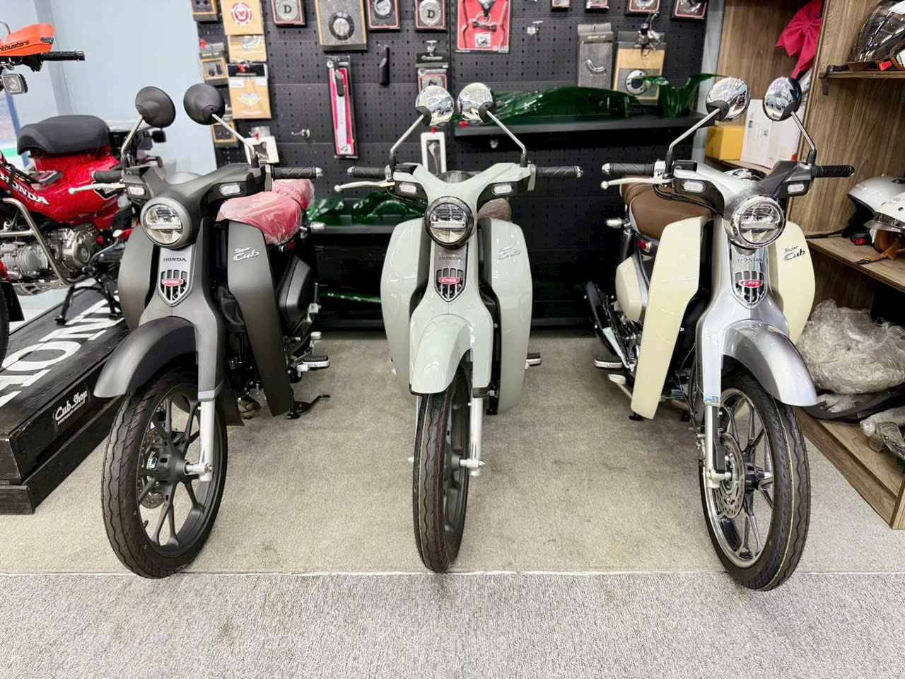 Honda Super Cub C125 ABS 2026 màu đen nhám yên đỏ phong cách cá tính hiện đại